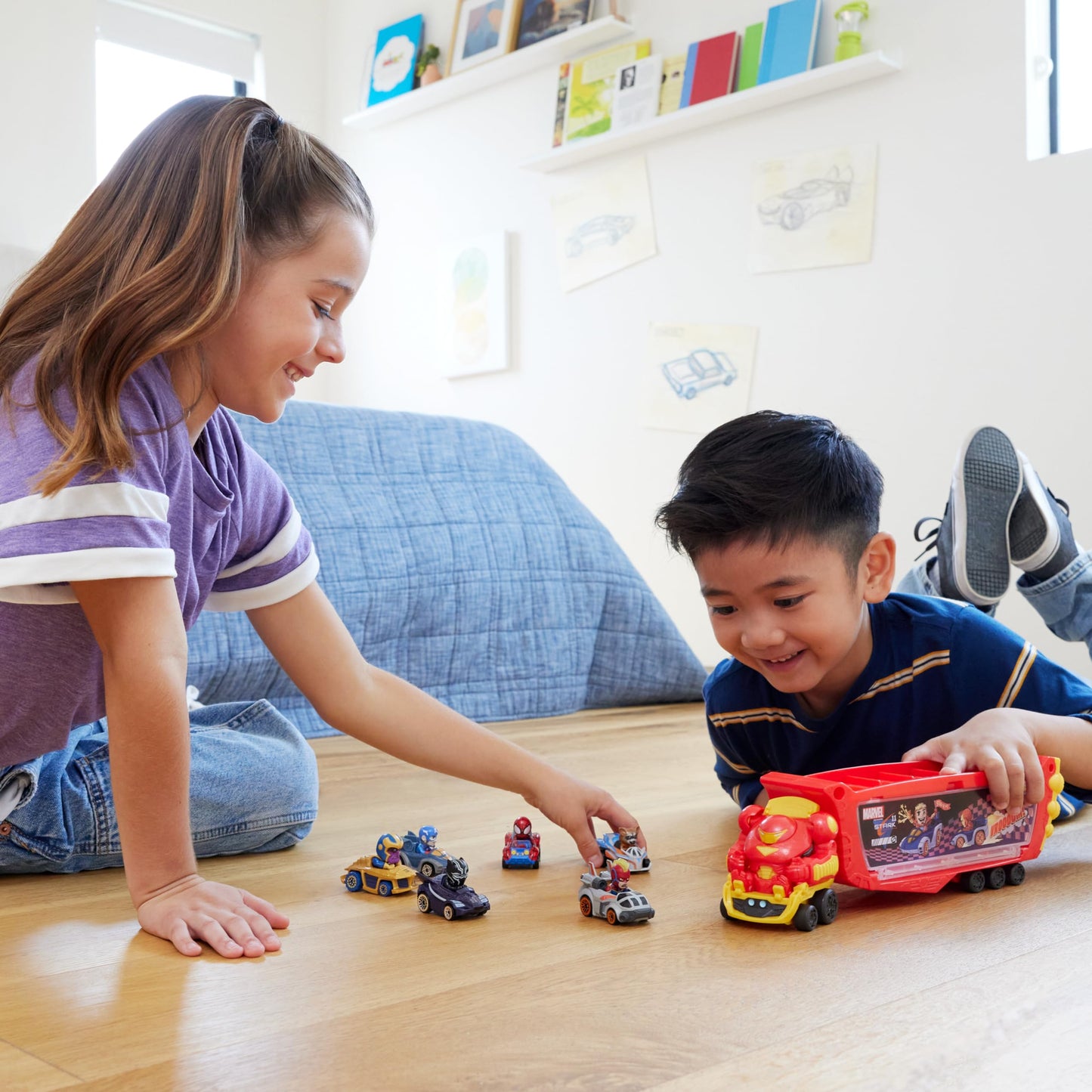 Hot Wheels RacerVerse Marvel Hulkbuster Hauler Play Vehicle, Stores Up to 10 Toy Cars