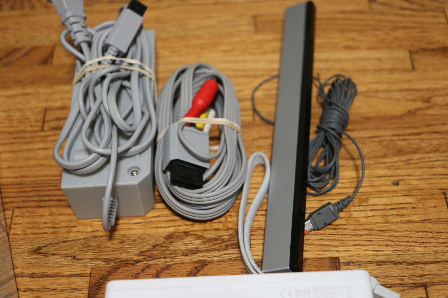 White Nintendo Wii Console Bundle Complete Tested Hook ups Sensor and Controller