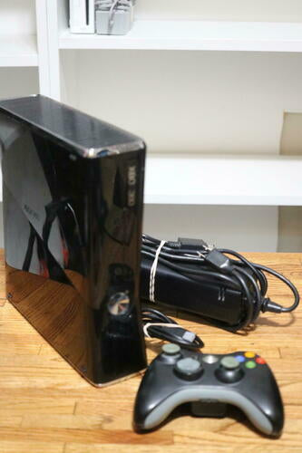 Microsoft Xbox 360 S/Slim Glossy 250GB Video Game Console Bundle w/ Controller
